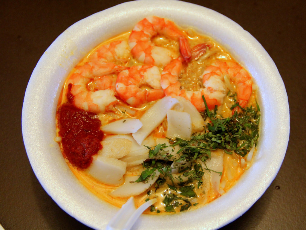 Cà ri Laksa: Món ăn này có ngồn gốc từ một làng chài ven biển Laksa. Có thể nói đây là một sự kết hợp vô cùng hoàn hảo của những sợi mì dẻo thơm cùng với những món hải sản như chả cá, tôm, sò huyết, giá đỗ và được tưới bằng món nước sốt cà ri hỏa hạng.