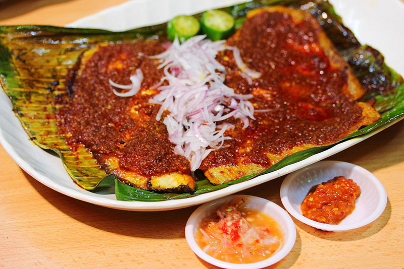 Cá đuối nướng Sambal: Những lát cá đuối đã được các đầu bếp tài ba ướp với sốt Sambal được làm từ ớt tươi, tỏi, me, hẹ và belacan (mắm tôm) rồi sau đó được cuộn vào lá chuối và nướng chín lên.