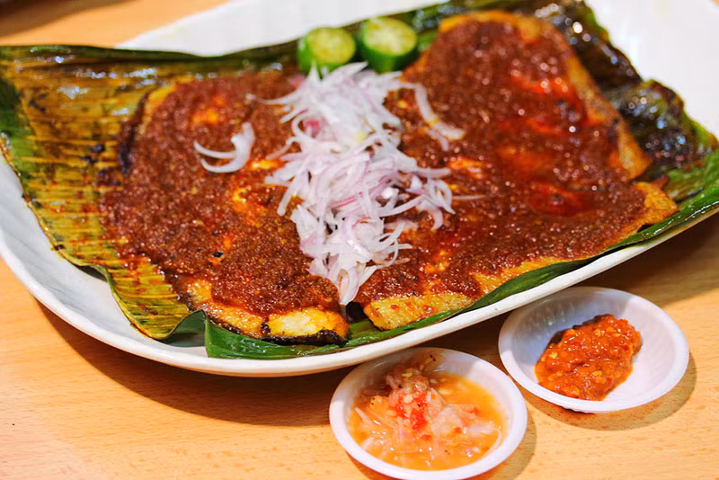 Cá đuối nướng Sambal: Những lát cá đuối đã được các đầu bếp tài ba ướp với sốt Sambal được làm từ ớt tươi, tỏi, me, hẹ và belacan (mắm tôm) rồi sau đó được cuộn vào lá chuối và nướng chín lên.