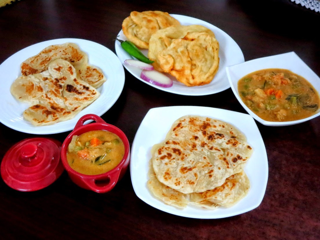 Roti Prata: Đây là một đặc sản từ Ấn Độ, tuy nhiên khi du nhập vào Singapore đã được chế biến lại theo nhiều cách khác nhau, tạo nên hương vị độc đáo cho món ăn. Roti Prata ở Singapore được biến tấu kết hợp với nhiều loại nguyên liệu như phô mai, chocolate, kem và cả sầu riêng.