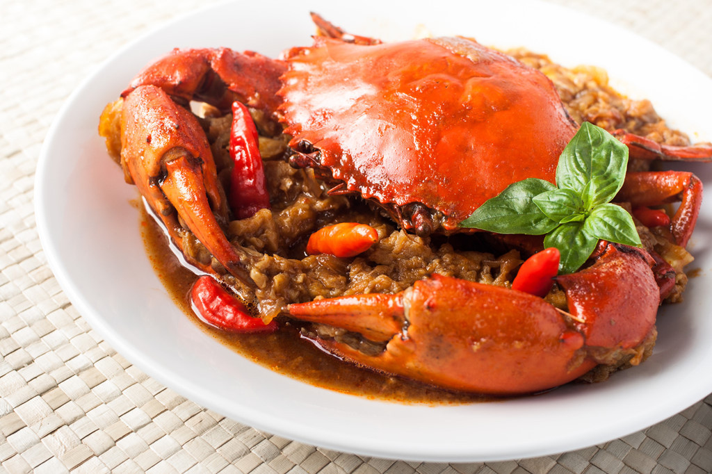 Cua sốt cay Chili crab: Xếp đầu tiên trong danh sách những món ăn đặc sản nổi tiếng ở Singapore đó chính là món Cua sốt cay Chili Crab. Vị thơm ngon, béo và ngọt của những chú cua được hòa quyện với nước sốt cà chua trứng nóng hổi đi kèm với vị cay của ớt chắc chắn sẽ khiến cho bất cứ vị khách nào cũng phải đê mê cho dù là những người sành ăn nhất.