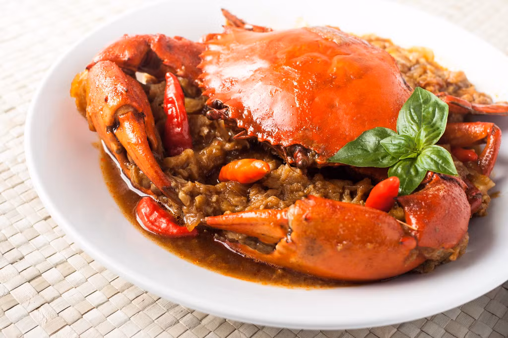 Cua sốt cay Chili crab: Xếp đầu tiên trong danh sách những món ăn đặc sản nổi tiếng ở Singapore đó chính là món Cua sốt cay Chili Crab. Vị thơm ngon, béo và ngọt của những chú cua được hòa quyện với nước sốt cà chua trứng nóng hổi đi kèm với vị cay của ớt chắc chắn sẽ khiến cho bất cứ vị khách nào cũng phải đê mê cho dù là những người sành ăn nhất.