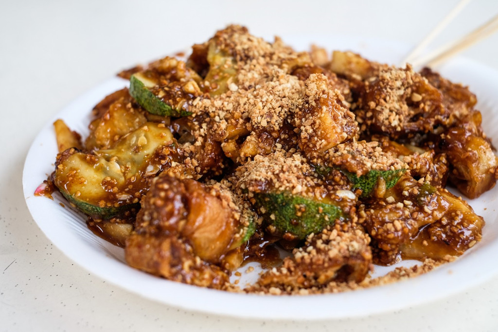 Rojak: Món salad Rojak được chế biến từ nhiều nguyên liệu, thể hiện sự đa dạng về văn hóa của Singapore. Món ăn kết hợp các loại nguyên vật liệu khác nhau như rau muống, giá đỗ chần sơ, dưa leo, củ sắn, cùng các loại trái như thơm, xoài non hay mận thái lát, giò cháo quẩy và đậu hũ chiên tạo nên một sự pha trộn hài hòa và ngon miệng.