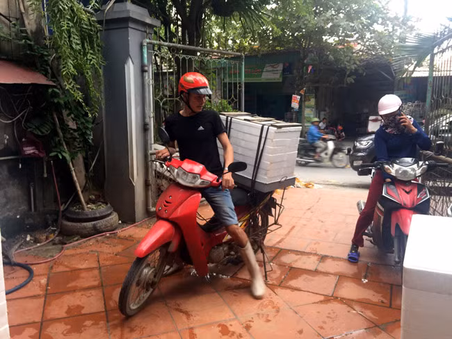 “Giá thu mua ngay tại ruộng rươi dao động từ 400.000 - 450.000/1kg tuỳ theo loại rươi đẹp hay xấu, to hay nhỏ. Sau đó đưa về bảo quản tại nhà trước khi xuất ra thị trường”.