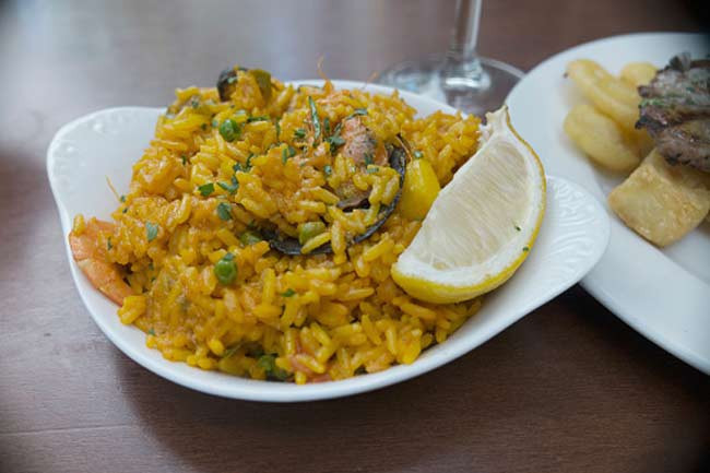 Cơm Tây Ban Nha: Các món Mexico là những thực phẩm tuyệt vời cho người ăn chay. Tuy nhiên bạn cần cẩn trọng với cơm Tây Ban Nha nấu theo kiểu Mexico, vì cơm Tây Ban Nha thường được chuẩn bị với nước gà.