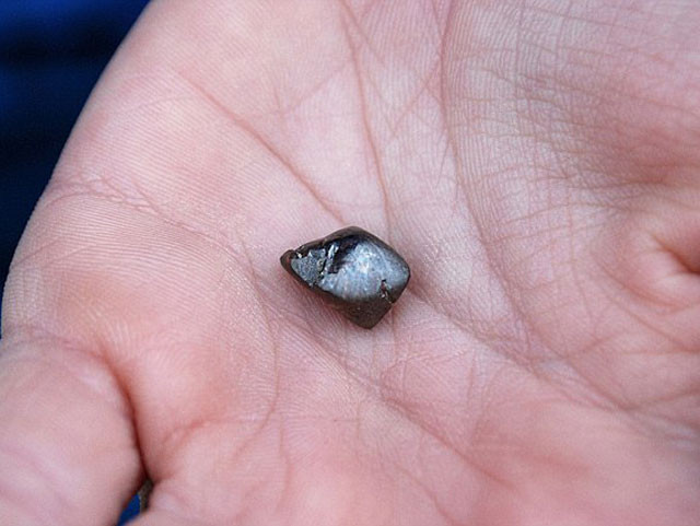 Lang thang cong vien vo tinh “vo” phai vien kim cuong “sieu to khong lo”-Hinh-2