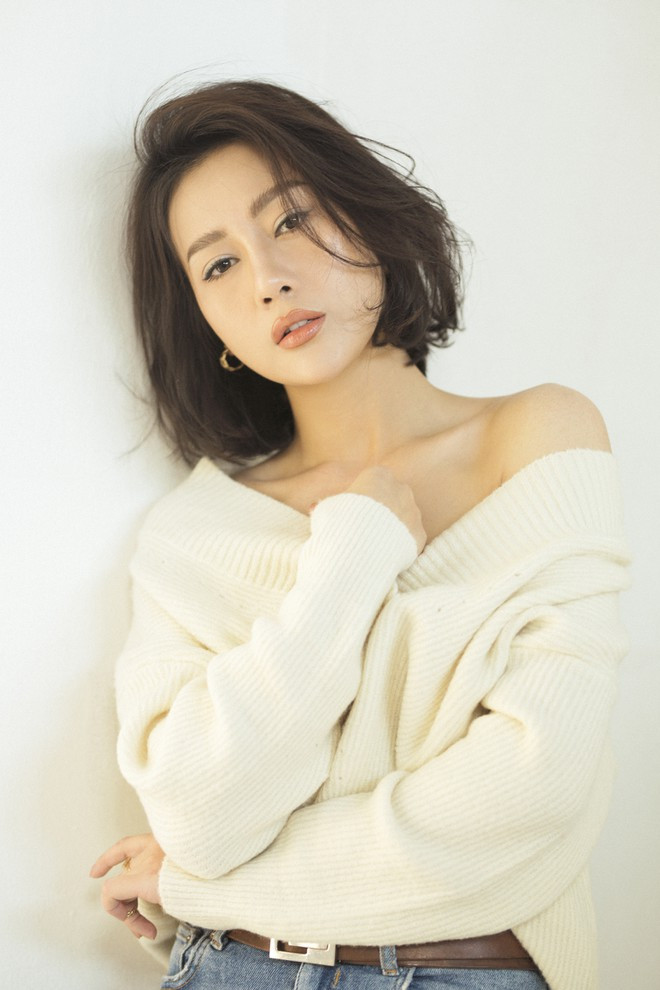 Người đẹp thường xuyên mặc trang phục trễ nải hoặc biến tấu chúng trở nên quyến rũ.