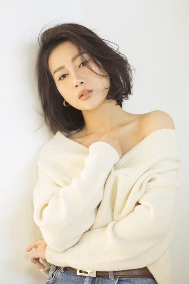 Người đẹp thường xuyên mặc trang phục trễ nải hoặc biến tấu chúng trở nên quyến rũ.