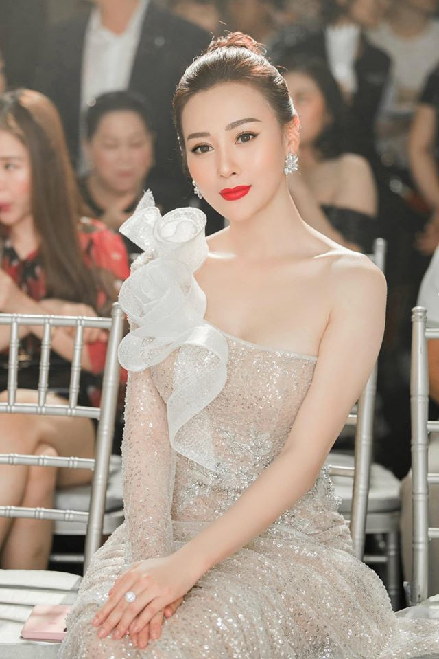 Váy trễ vai hay lệch vai thường được Phương Oanh chọn khi xuất hiện tại sự kiện.