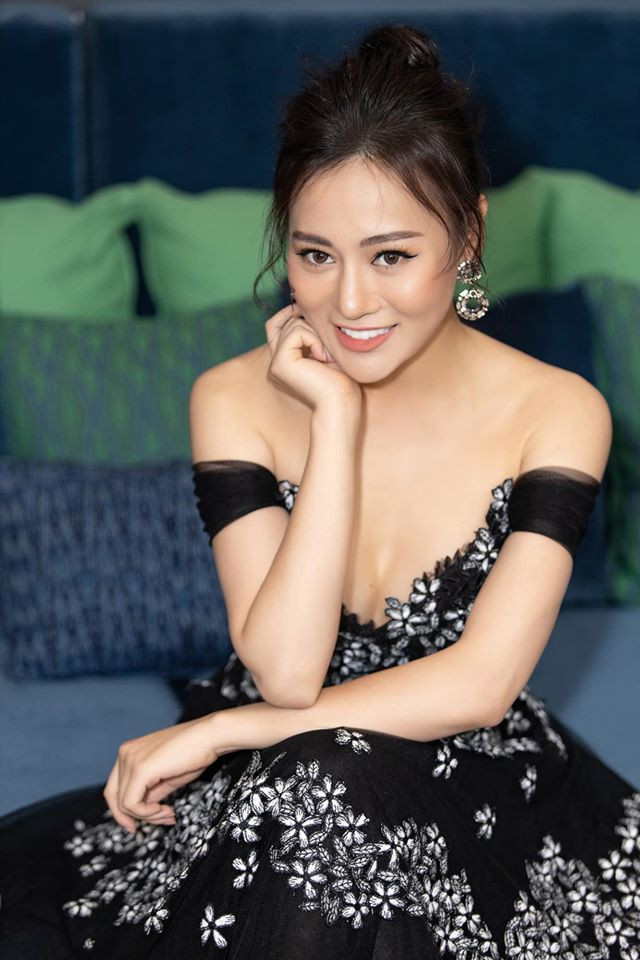 Phương Oanh cũng chuộng những chiếc váy váy cup ngực, khoét xẻ sâu hút hay váy hai dây để lộ bờ vai thon thả cùng vòng một đầy đặn. 