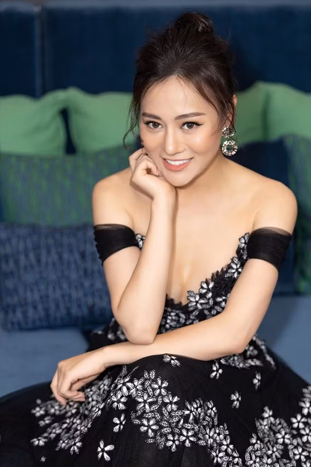 Phương Oanh cũng chuộng những chiếc váy váy cup ngực, khoét xẻ sâu hút hay váy hai dây để lộ bờ vai thon thả cùng vòng một đầy đặn. 