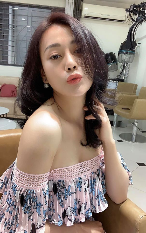 Những trang phục trễ vai khoe vòng một gợi cảm của nữ diễn viên sinh năm 1989.