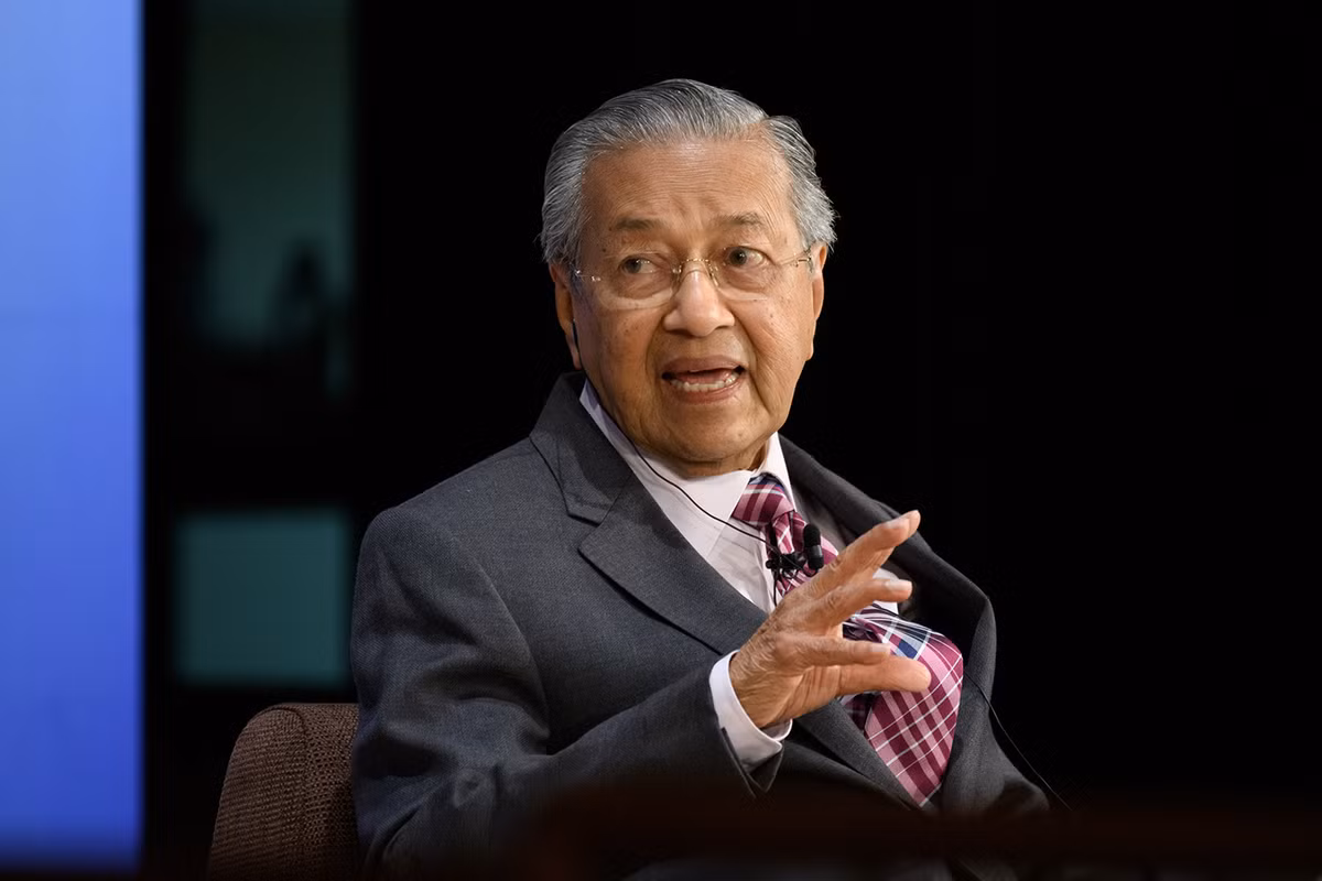 Ngoài ra, làm việc liên tục, không nghỉ hưu giúp ông giữ cho trí óc minh mẫn. Tổng thống Mahathir Mohamad cho biết, chế độ ăn ít calorie sẽ giúp tuổi thọ cao hơn. “Tôi không hút thuốc, không uống rượu, không ăn uống vô độ. Tôi chỉ ăn vừa đủ để đảm bảo nhu cầu hoạt động của cơ thể”.