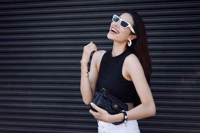 Phạm Hương rất yêu thích những mẫu áo croptop ôm sát phần ngực và khoe trọn vòng 2 phẳng lỳ.