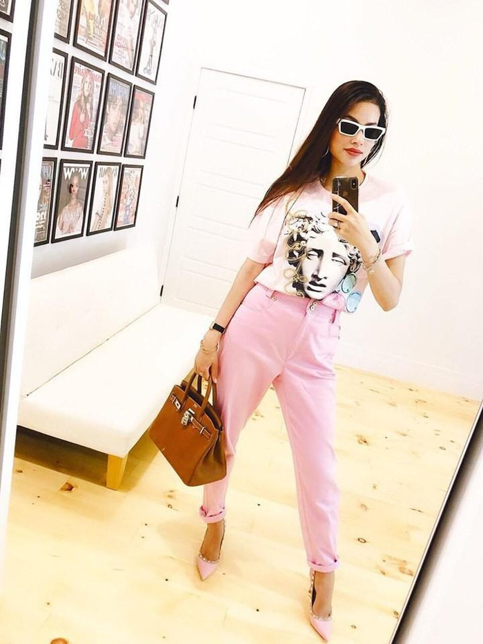 Phạm Hương đặc biệt yêu thích màu hồng, trong ảnh cô diện trang phục toàn màu hồng bắt mắt.