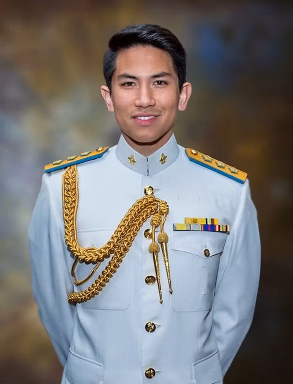 Tất cả những sở thích, cùng hình ảnh lịch lãm trong cung điện hoàng gia cũng như mạnh mẽ trong bộ đồ lính đều được Abdul Mateen cập nhật thường xuyên trên trang instagram cá nhân.