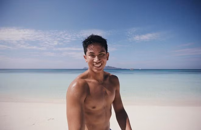 Hoàng tử 9X được chú ý khi có ngoại hình nổi bật, thân hình 6 múi vạm vỡ và thường chia sẻ hình ảnh về cuộc sống sang chảnh trên trang cá nhân.