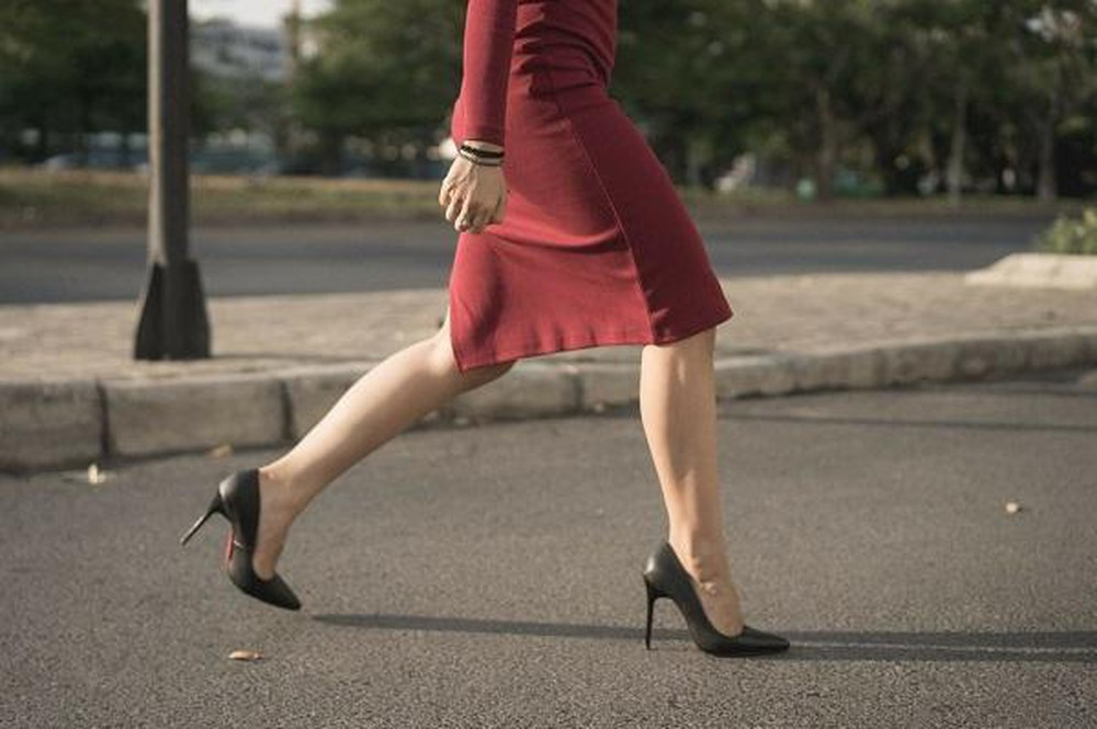 Để có thể đi du xuân hay chơi Tết cả ngày trên đôi giày cao gót mà không bị đau chân, điều quan trọng nhất là phải biết cách. Dưới đây là những tuyệt chiêu cực hay giúp đi giày cao gót cả ngày mà không lo bị đau chân.