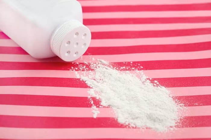 Dùng phấn rôm rắc lên đôi giày sẽ ngăn chặn mồ hôi ra quá nhiều, do đó giảm thiểu chấn thương cho bàn chân.