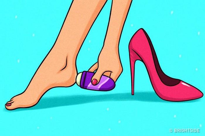 Khử mùi: Trước khi đeo giày, hãy thoa một số chất khử mùi hoặc chất bám dính vào các khu vực ma sát để tránh trơn trượt và khó chịu. 