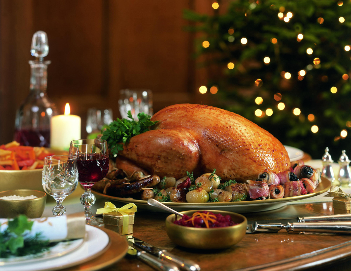 Gà tây nướng béo ngậy thường ăn kèm các món phụ như khoai tây chiên, rau củ nướng khác.