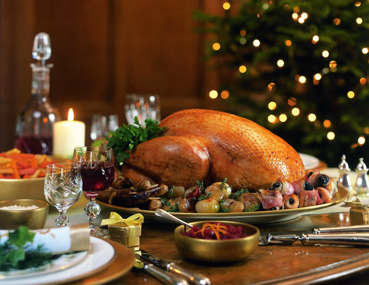 Gà tây nướng béo ngậy thường ăn kèm các món phụ như khoai tây chiên, rau củ nướng khác.