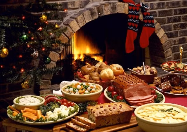 Những món ăn liên quan đến các loại thịt, cá, tôm, tất cả mọi thứ được ăn kèm với xà lách, trái cây và nước sốt.