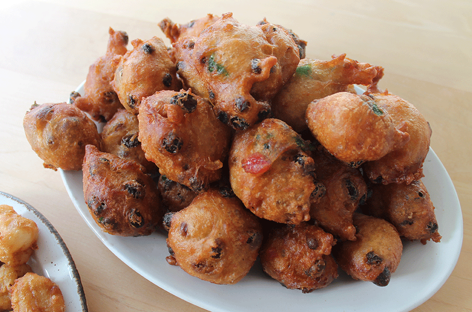 Bánh oliebollen được làm từ bột mì, trộn cùng nho khô, được viên tròn sau đó chiên lên và rắc thêm bột đường ở phía trên. Món bánh này thường được ăn kèm cùng táo và nho khô.