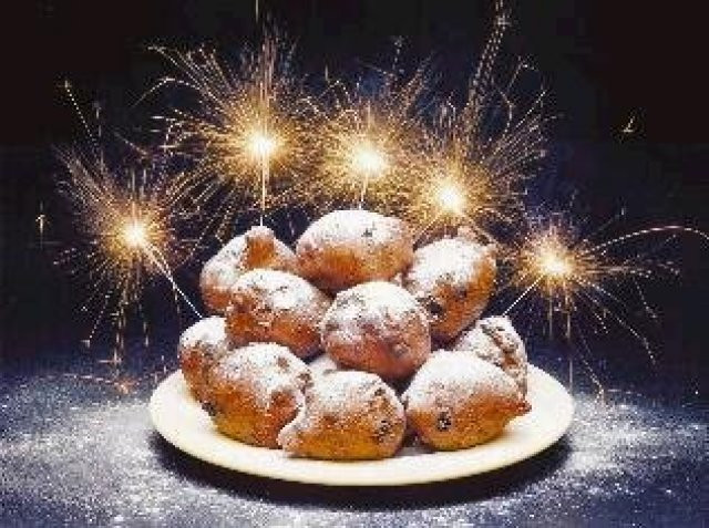 Oliebollen có hình tròn và tương tự như những chiếc bánh rán. Người Hà Lan tin rằng, ăn một miếng bánh oliebollen trong dịp Giáng sinh hay năm mới sẽ mang đến may mắn và tốt lành.