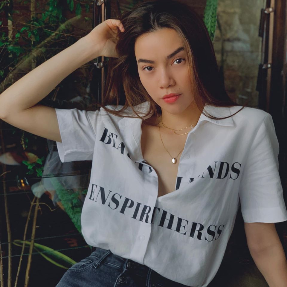 Bên cạnh thời gian cho công việc và gia đình, nữ ca sĩ yêu thích nhiều môn thể thao và phương thức thể dục khác nhau. Đặc biệt là bộ môn xe đạp trong nhà và body balance (kết hợp giữa thái cực quyền, yoga và pilates). Ngoài ra, khiêu vũ cũng là sở trường giúp ích cho cô trong những bài hát đòi hỏi vũ đạo. Ảnh: FBNV. Video "Bí quyết làm đẹp của sao Việt". Nguồn: VTC.