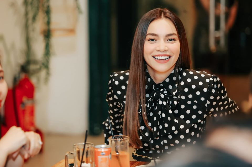 Hà Hồ chia sẻ, mỗi tuần cô đếu cố gắng dành ra 3-5 buổi để tập. Yoga không những là một môn rèn luyện cơ thể hiệu quả mà nó còn là một phương pháp trị liệu tâm lý, giúp cho đầu óc được minh mẫn và giải tỏa stress.