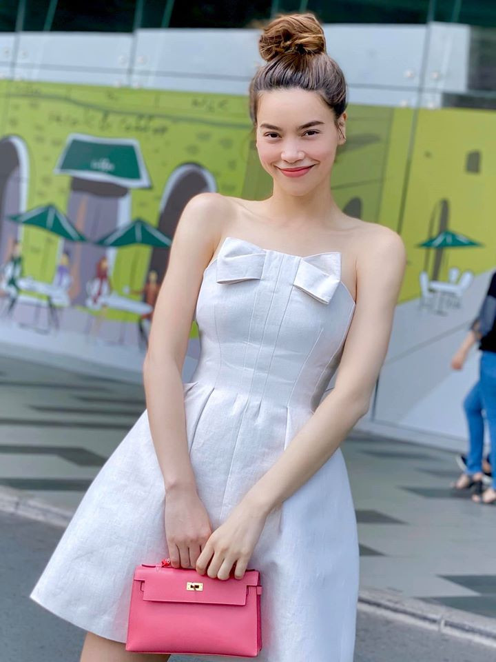 Bên cạnh đó, Hà Hồ khuyên mọi cô gái nên dùng kem chống nắng để ngăn ngừa việc lão hóa da. Uống đủ nước cũng là một điều đáng lưu tâm.