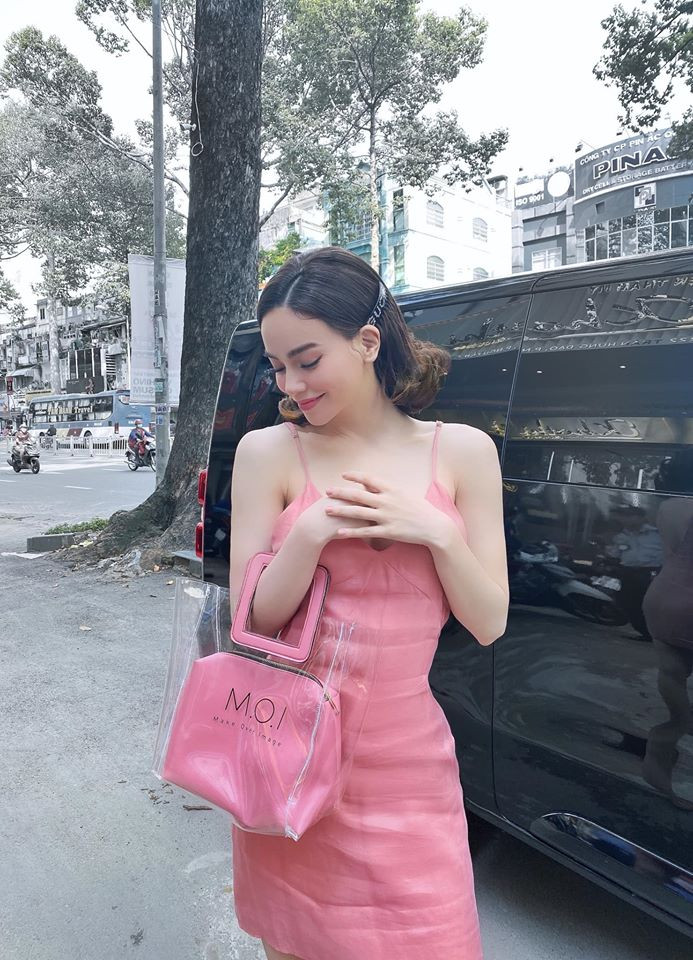 Những ngày nghỉ, cô cho phép làn da của mình được "thở" bằng cách không trang điểm mà chỉ dùng một thỏi son để gương mặt không trở nên thiếu sức sống. Bí quyết của mọi người nổi tiếng đó là một cặp kính mát để che đi đôi mắt thiếu ngủ, thâm quầng và một đôi môi đỏ là đủ.