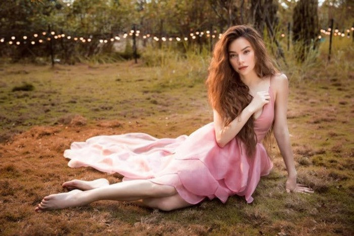 Có không ít người nghĩ rằng nữ ca sĩ sinh năm 1985 đã tốn không ít chi phí cho việc làm đẹp, nhưng khi nói chuyện với cô và hỏi về bí quyết làm đẹp, cô bật mí bản thân vẫn áp dụng những cách rất bình dân.