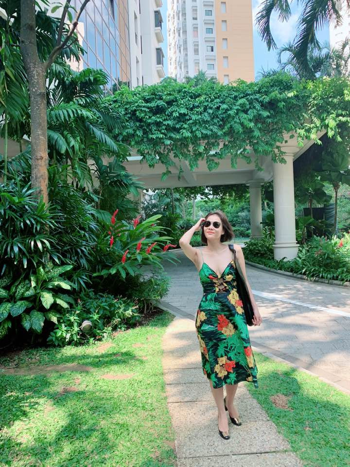 Ra phố, Thu Minh ăn mặc gợi cảm với váy hai dây hoa lá.