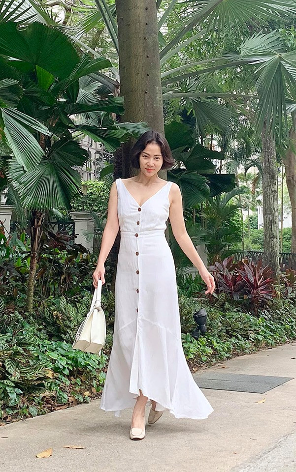 Thu Minh dịu dàng xuống phố với chiếc đầm trắng thướt tha. Ảnh: FBNV. Video "Minh Hằng chia sẻ về phong cách thời trang". Nguồn: VTC.