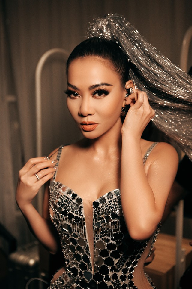 Thu Minh sang chảnh và cuốn hút trong những thiết kế khoe vòng một và tôn dáng.