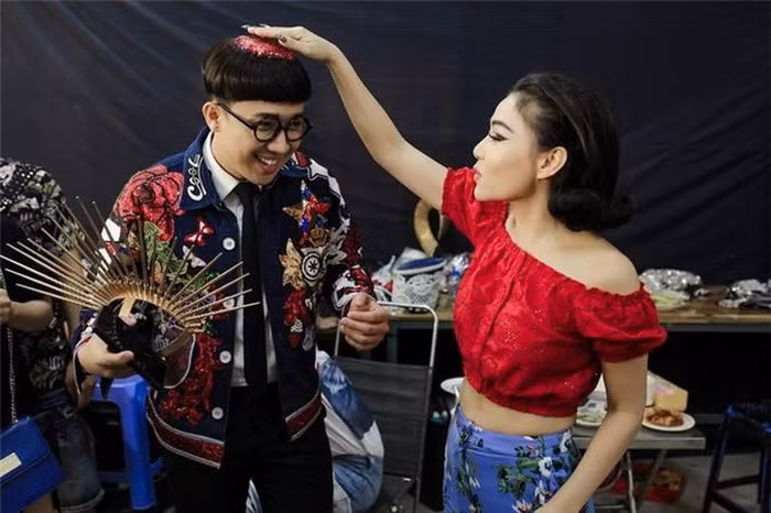 Nữ ca sĩ diện áo trễ vai và hở bụng để khoe eo thon.