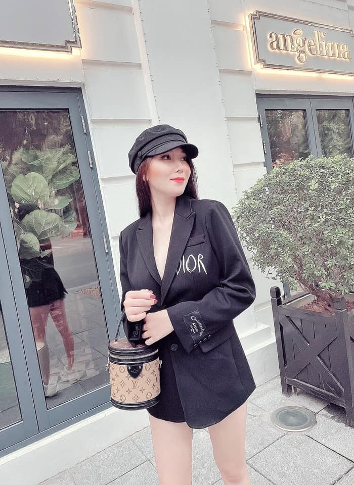 Ngoài đời, Thảo Bebe nhận được nhiều lời khen ngợi từ phía cộng đồng mạng và người hâm mộ nhờ nhan sắc xinh đẹp, gu thời trang gợi cảm.