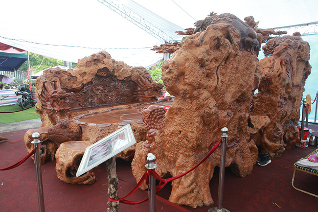 Sau khi mua những gốc cây này về, cơ sở tuyển chọn 5 thợ đục giỏi để chế tác, sau khoảng 2 năm liên tục chế tác, bộ kỳ mộc “Phúc lộc trường tồn” mới được hoàn thành, anh Minh cho hay.