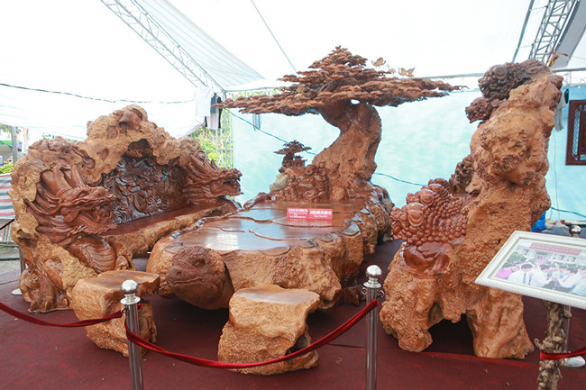 Chiều dài bàn khoảng 4 m, rộng 1,8m.