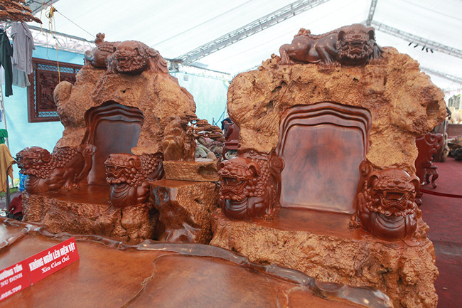 Hai ghế đơn rộng 1,5m, cao 2,3m.