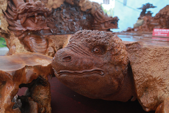 Đầu bàn hình đầu rùa được chạm khắc tinh xảo.