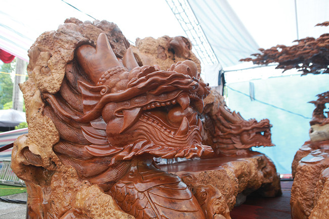 Bộ bàn ghế chạm khắc 4 con vật linh thiêng: Long – ly – quy – phượng.