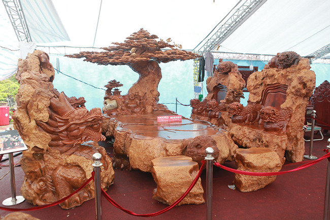 Theo đó, bộ bàn ghế bằng gỗ nu đinh gồm 7 món, nặng 6 tấn.