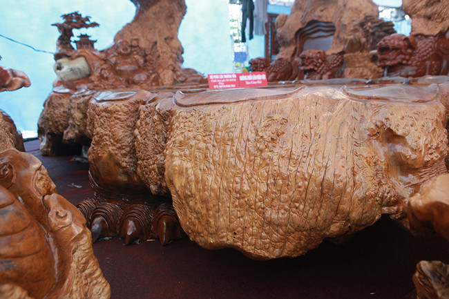 Theo anh Minh, để có một bộ bàn ghế bằng gỗ nu đinh hương này rất khó khăn, nhiều năm mới gom được số gỗ lớn như vậy. Trong quá trình làm đã hỏng vài bộ, cuối cùng mới có được một bộ hoàn chỉnh như vậy.