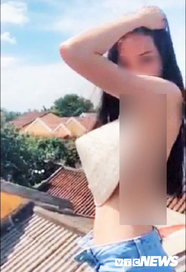 De nghi cong an dieu tra co gai khoe than tren noc di san Hoi An