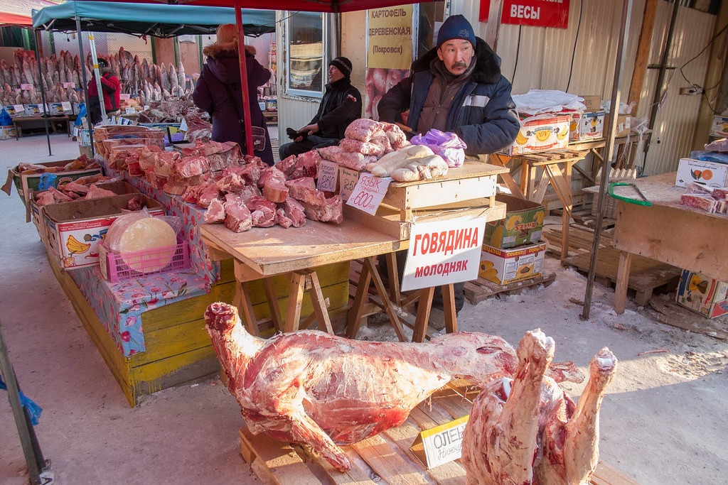 Những tảng thịt lớn được bày bán ngay ngoài trời.