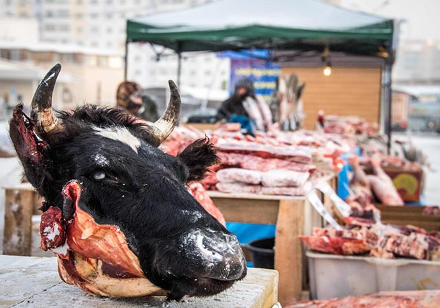 Thịt được bán ở chợ chủ yếu là thịt cừu, dê và bò.