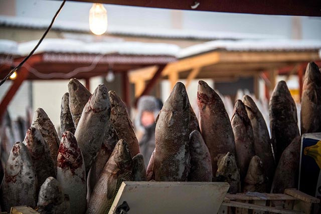 Ngoài thịt cá thì một số rau củ chế biến đông lạnh cũng được bày bán, thực phẩm vào mùa đông rất hạn chế nên nhiều người không còn sự lựa chọn nào khác.